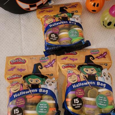 Lot 271: Halloween Bowls, Drink Containers Tote, Pillow, Non- Food Treats