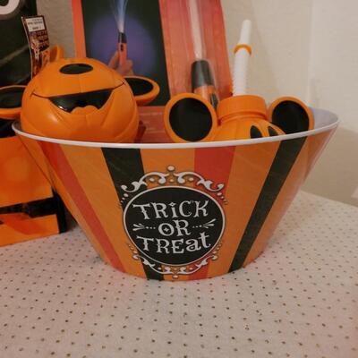 Lot 271: Halloween Bowls, Drink Containers Tote, Pillow, Non- Food Treats