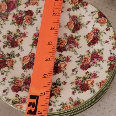 Lot 281: Royal Albert Old Country Roses Dish Set