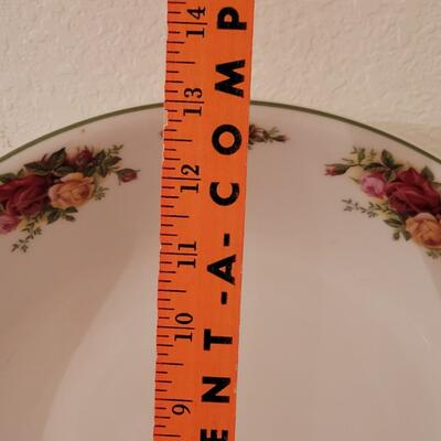 Lot 281: Royal Albert Old Country Roses Dish Set