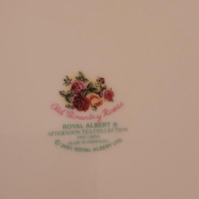 Lot 281: Royal Albert Old Country Roses Dish Set