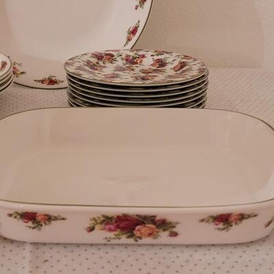 Lot 281: Royal Albert Old Country Roses Dish Set