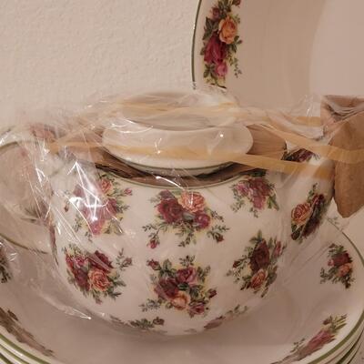 Lot 281: Royal Albert Old Country Roses Dish Set