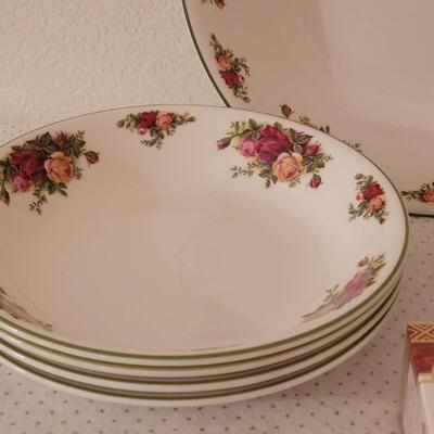 Lot 281: Royal Albert Old Country Roses Dish Set