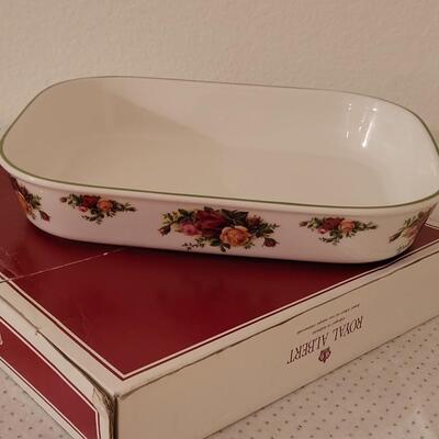 Lot 281: Royal Albert Old Country Roses Dish Set