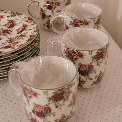 Lot 281: Royal Albert Old Country Roses Dish Set