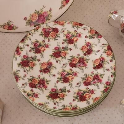 Lot 281: Royal Albert Old Country Roses Dish Set