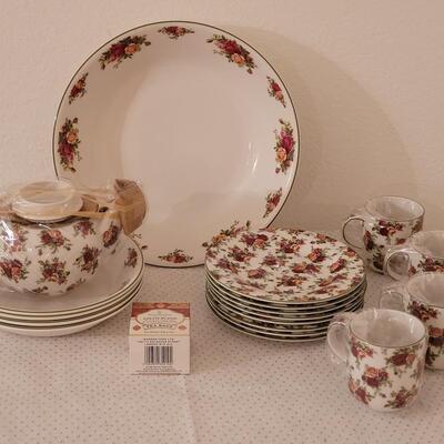 Lot 281: Royal Albert Old Country Roses Dish Set