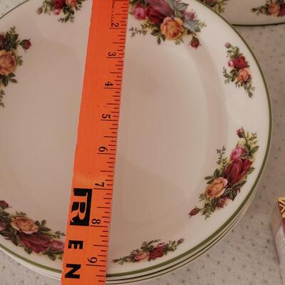 Lot 281: Royal Albert Old Country Roses Dish Set