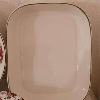 Lot 281: Royal Albert Old Country Roses Dish Set