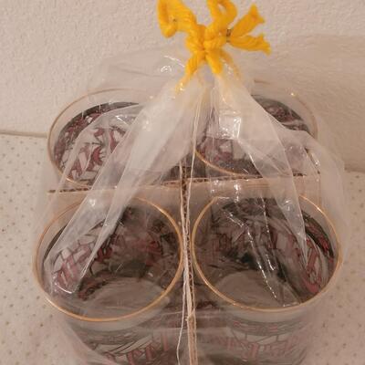 Lot 282: Vintage Seasons Greetings Glasses