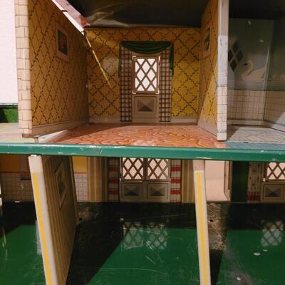 Lot 287: Vintage 1950s Marx Metal Tin Litho Dollhouse Suburban Colonial