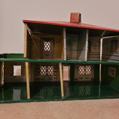 Lot 287: Vintage 1950s Marx Metal Tin Litho Dollhouse Suburban Colonial