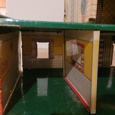 Lot 287: Vintage 1950s Marx Metal Tin Litho Dollhouse Suburban Colonial
