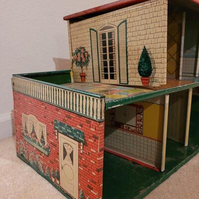 Lot 287: Vintage 1950s Marx Metal Tin Litho Dollhouse Suburban Colonial