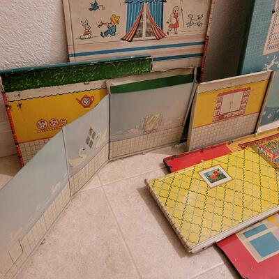Lot 288: Vintage 1950s Marx Metal Tin Litho Dollhouse Suburban Colonial (missing Chimney Piece)