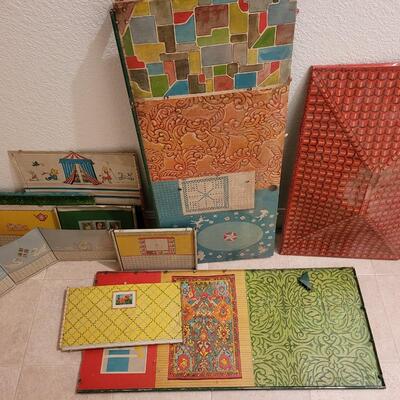 Lot 288: Vintage 1950s Marx Metal Tin Litho Dollhouse Suburban Colonial (missing Chimney Piece)