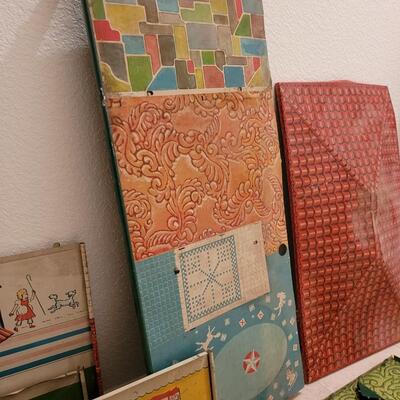 Lot 288: Vintage 1950s Marx Metal Tin Litho Dollhouse Suburban Colonial (missing Chimney Piece)