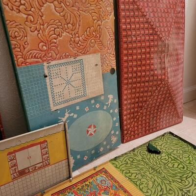 Lot 288: Vintage 1950s Marx Metal Tin Litho Dollhouse Suburban Colonial (missing Chimney Piece)