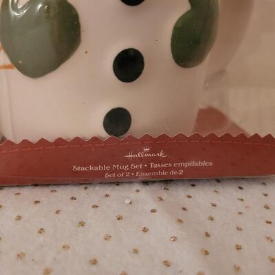 Lot 290: New Snowman Teapot and Stackable Snowman Coffee Mugs