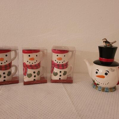 Lot 290: New Snowman Teapot and Stackable Snowman Coffee Mugs