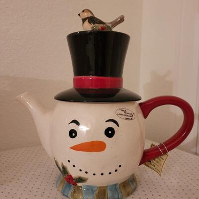 Lot 290: New Snowman Teapot and Stackable Snowman Coffee Mugs