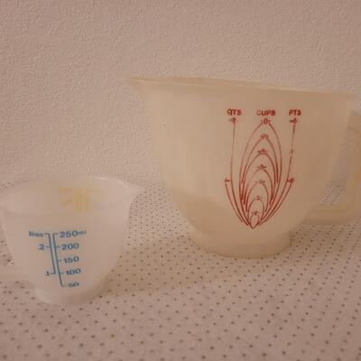 Lot 291: (2) Glass Pyrex Dishes and Measuring Cups
