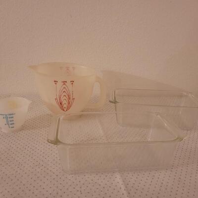 Lot 291: (2) Glass Pyrex Dishes and Measuring Cups