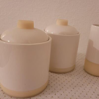 Lot 292: Bathroom Set