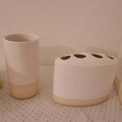 Lot 292: Bathroom Set