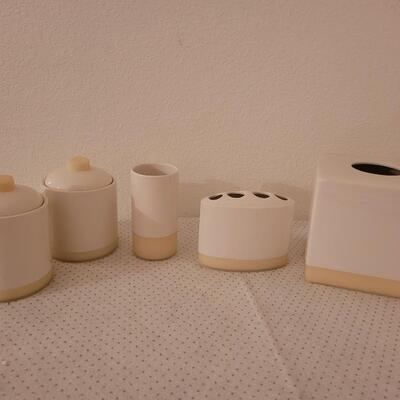 Lot 292: Bathroom Set