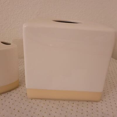 Lot 292: Bathroom Set