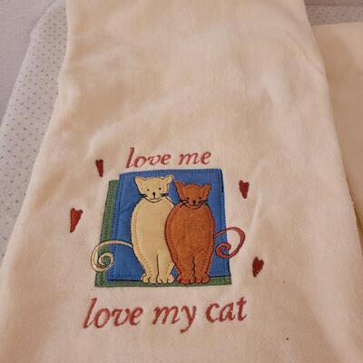 Lot 293: Cat Towel Set, Soap Dish and Soap Pump