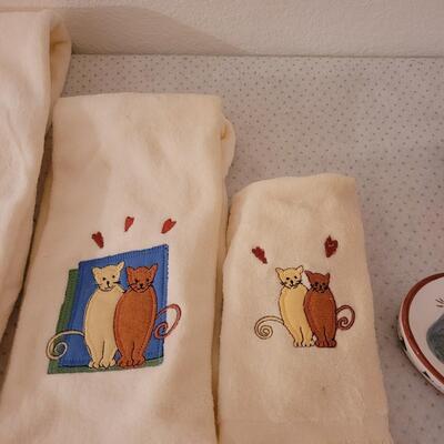 Lot 293: Cat Towel Set, Soap Dish and Soap Pump