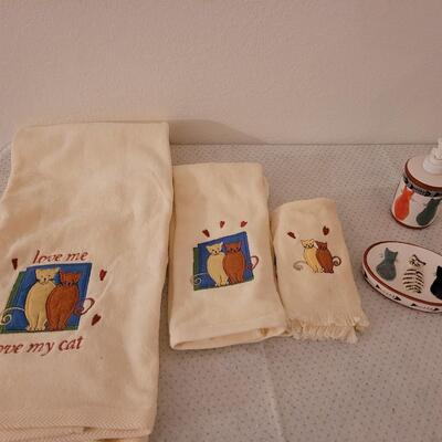 Lot 293: Cat Towel Set, Soap Dish and Soap Pump