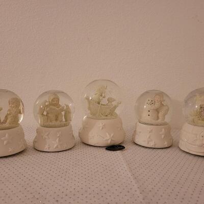 Lot 319: Snowbabies Water Globes (5(
