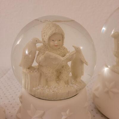 Lot 319: Snowbabies Water Globes (5(