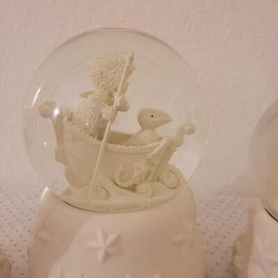 Lot 319: Snowbabies Water Globes (5(