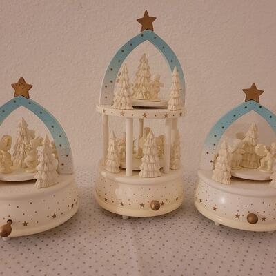 Lot 320: Snowbabies Music Boxes