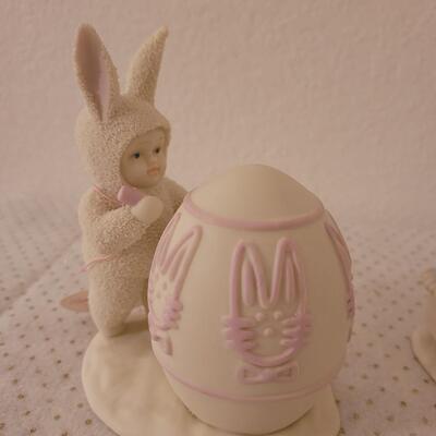 Lot 321: Snowbunnies Figurines Lot