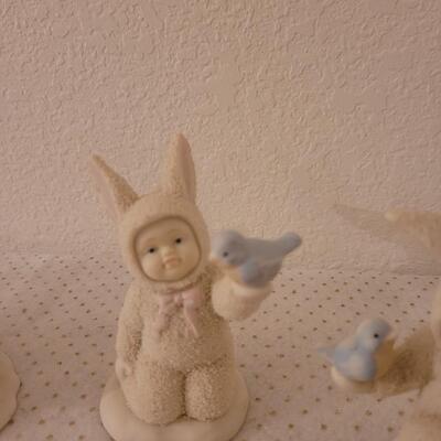 Lot 321: Snowbunnies Figurines Lot
