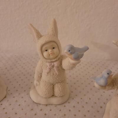 Lot 321: Snowbunnies Figurines Lot