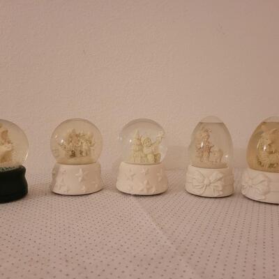 Lot 322: Snowbabies Water Globes (5)