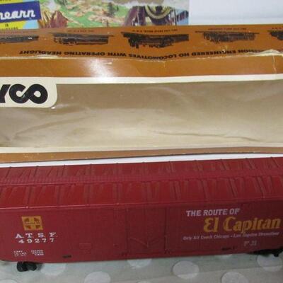 Older Train Cars, Gerber, Heinz, More, and Model Train Pieces in Box