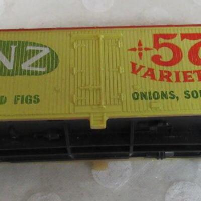 Older Train Cars, Gerber, Heinz, More, and Model Train Pieces in Box