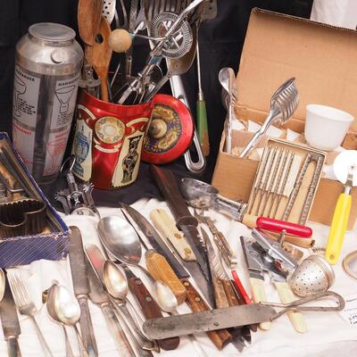 Lot 106 Swedish iron Rosette makers, Vintage Kitchen tools and collectibles