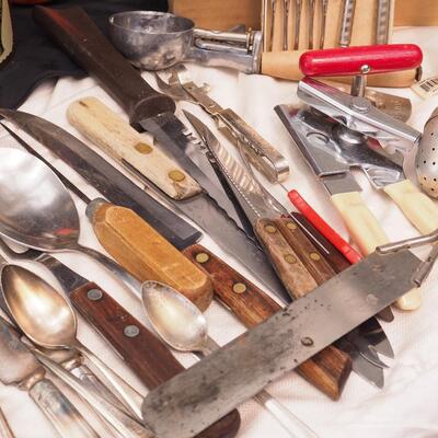 Lot 106 Swedish iron Rosette makers, Vintage Kitchen tools and collectibles