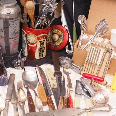 Lot 106 Swedish iron Rosette makers, Vintage Kitchen tools and collectibles