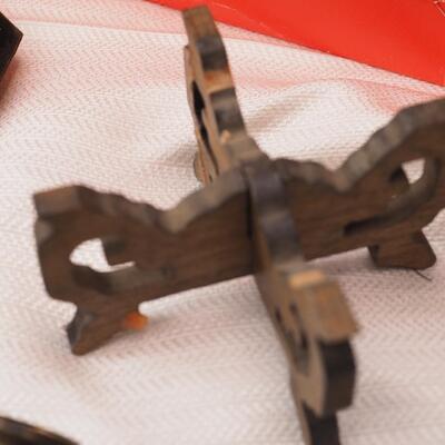 Lot 114 Wood flower press, Arrowhead, horns, mini yarn balls