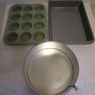 #38 Three Baking pans,. Great condition